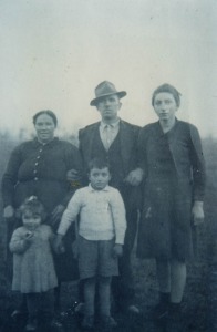 Famiglia in un campo - Bettoni