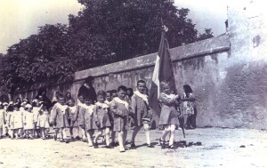 Bambini con bandiera