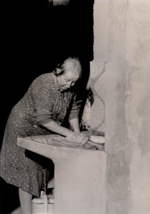 Donna che lava i panni