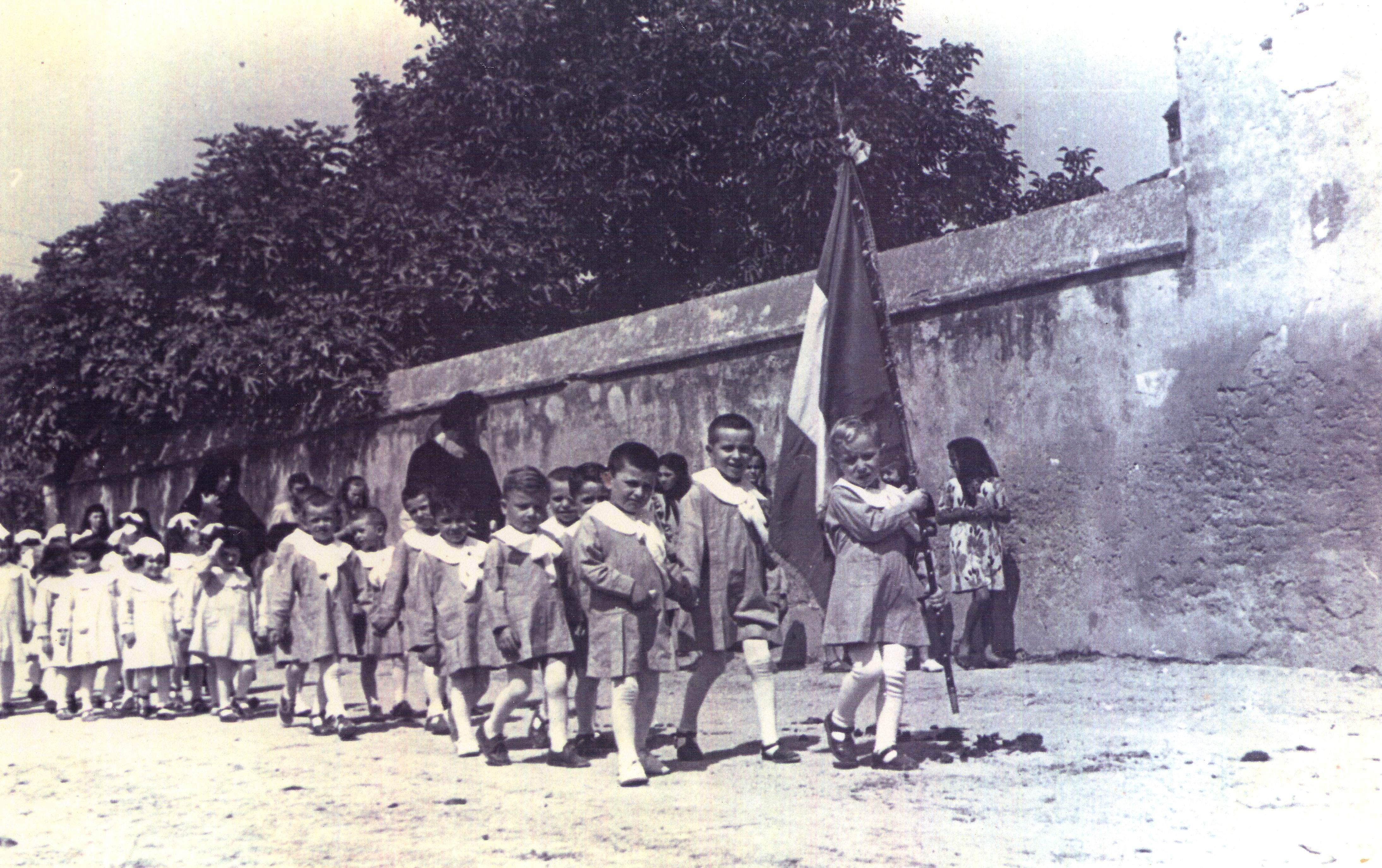 Bambini con bandiera
