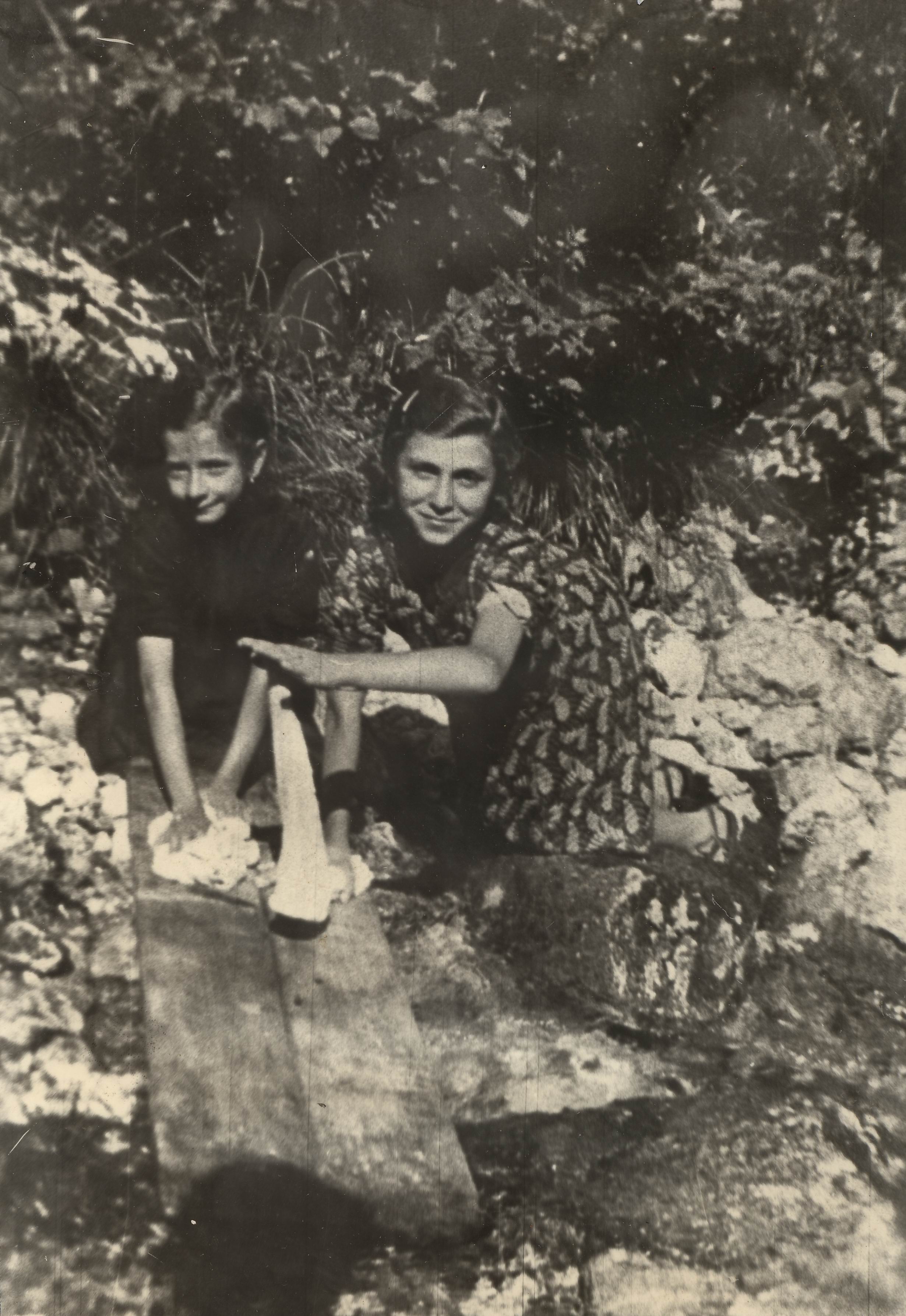 Bambine che lavano i panni